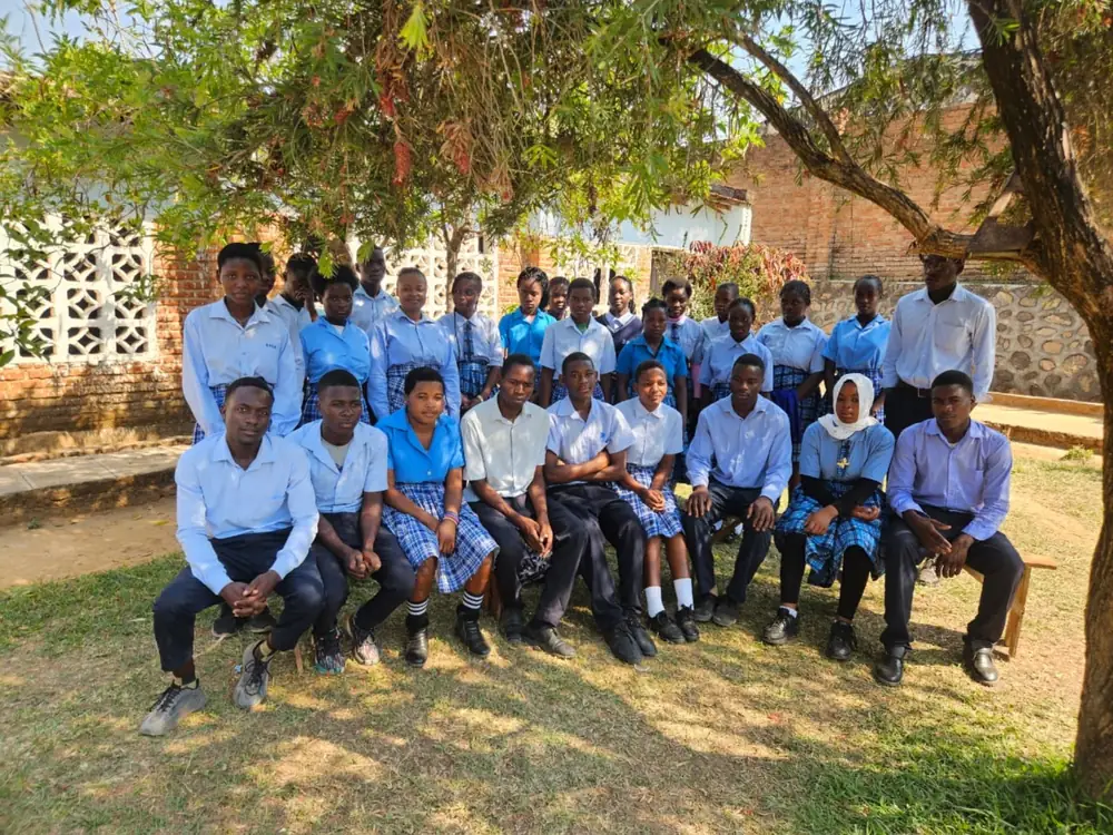 Ophunzira ali limodzi kujambulitsa chithunzi pa akademiyi.
