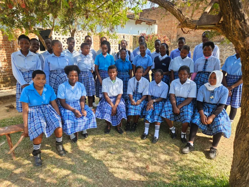 Gulu la ophunzira lili pabwalo la sukulu.